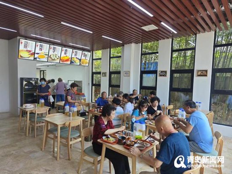 在上海颂瑁餐饮管理有限公司，我们深知餐饮服务提供者在食品安全管理中的重要性。为了确保每一位顾客都能享受到安全、健康的食物，我们必须严格遵循一系列规范。