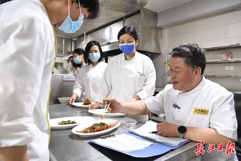 如何成为一名优秀的餐饮服务员？从日常服务到顾客体验，每个细节都不容忽视。